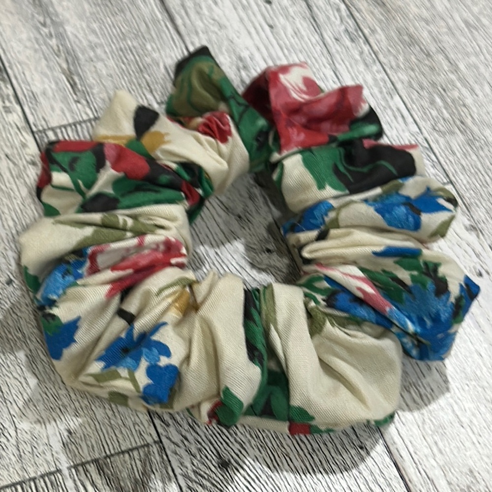 Chic Jem Floral Scrunchie with Multicolor Design